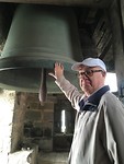 Don Valentin bij de klok in de kerktoren