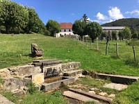 De oude fuente met Roncesvalles op de achtergrond.