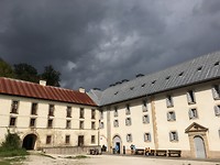 Donkere wolken boven de herberg.