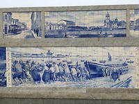Tegeltableau langs het strand.