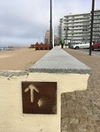 Richtingaanwijzer bij het strand.