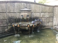 Fontein met duiven.