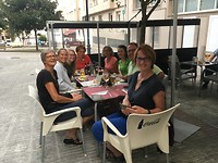 Menu del dia met een groep pelgrims uit allerlei landen.