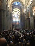 Overvolle kathedraal in Santiago.