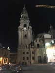 De klokkentoren van de kathedraal bij nacht.