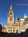 De klokkentoren van de kathedraal met zon.