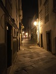 In een stille lege straat op weg naar de bus voor het vliegveld.
