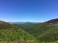 Zicht op de besneeuwde toppen van de Pyreneeen.