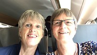 Ali en An in de trein naar Bayonne.