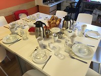De ontbijttafel voor de hospitaleros.
