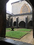 Stromende regen op de binnenplaats van het klooster.