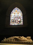 De crypte en het glas in lood raam uit 1906x