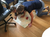 Twee hospitaleras bekijken de wandelmogelijkheden.