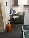 Een apart kooktoestel voor een grote groep kinderen met begeleiding.