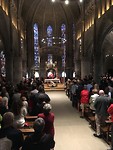 Een volle kerk op Pinksterzaterdag .