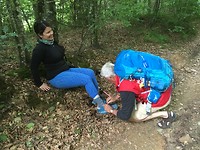 Hans helpt met het aantrekken van de schoen!