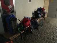 De rugzakken van de binnenkomende pelgrims.