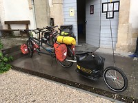 De tandem en fiets van een jong Duits gezin op de fiets onderweg naar huis.