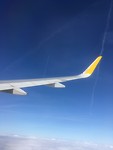 Strakblauwe lucht boven zee.