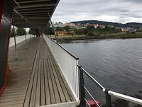 De brug over de rivier en zicht op de herberg.