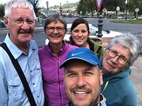 Groepsfoto! Leon uit Zuid Afrika, An, Suzanne uit Utrecht, Stanislav uit Slowakije en Mieke.