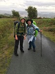 Suzanne en Mieke in de regen op weg naar Betanzos.