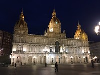 Het stadhuis in het donker.