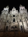 De kathedraal bij nacht.