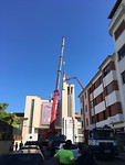 Het Mariabeeld wordt van de toren gehaald.
