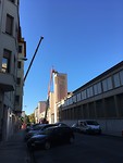 De toren nu zonder beeld en klok en binnenkort wordt het hele gebouw gesloopt.