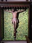 Kruisbeeld met wensbriefjes in de kerk van Zabaldika.