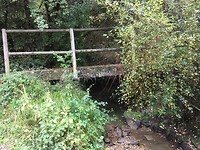 Brug over een klein beekje.