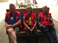 Drie vermoeide hospitaleros.