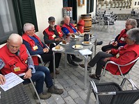Koffie met gebak ter ere van de trouwdag van Theo en Paulien.