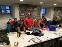 Vier Italiaanse dames en een heer van Puerto Rico gezellig aan de was.