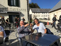 Een wijntje op het terras na een mooie wandeling met Wim.