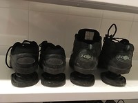 Hele speciale schoenen, een soort klapschaats onder de schoenen.