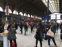 Drukte op Gare du Nord in Parijs.