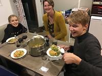 Mette, Suzanne en Luuk aan de avondmaaltijd.