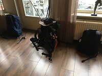 De rugzakken staan klaar voor de wandeling, Slenaken Vaals.