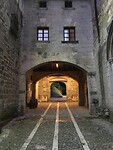 De oude poort bij de ingang naar de herberg.