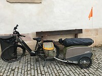 De fiets met aanhanger van de Belgische mevrouw.
