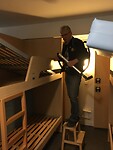 Schoonmaken van de bedbakken.