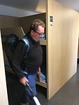 Rudy bezig met stofzuigen.