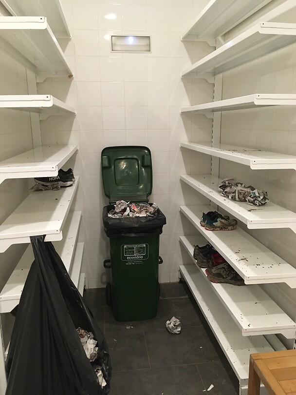 Het schoenenhok in de ochtend als bijna alle pelgrims zijn vertrokken.