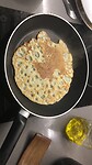 Pannenkoeken bakken voor de hospitaleros.