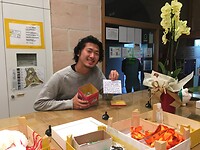 De jonge japanner die bestolen is en waarvoor een potje is neergezet.