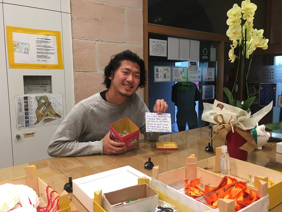De jonge japanner die bestolen is en waarvoor een potje is neergezet.