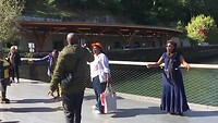 Dansende en zingende vrouwen opde brug in het park.
