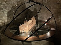 Een maquette van de basiliek met uitleg.